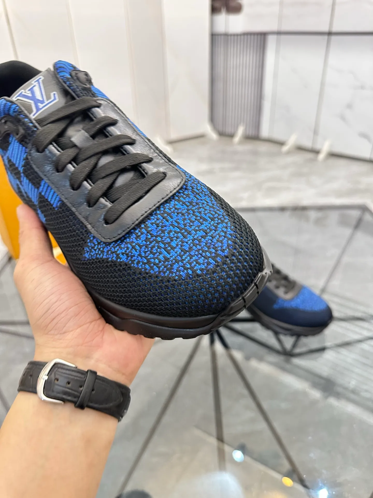 Men's shoes for sale💰: 💰P560¥ High-end quality Product trademark: LV* "Louis Vuitton*" low-top sneakers Regular size: 38-44 (can be customized to 45.46.) Product materials: imported breathable fly knit upper, breathable lining, original raw rubber translucent combination outsole. Number: 2068